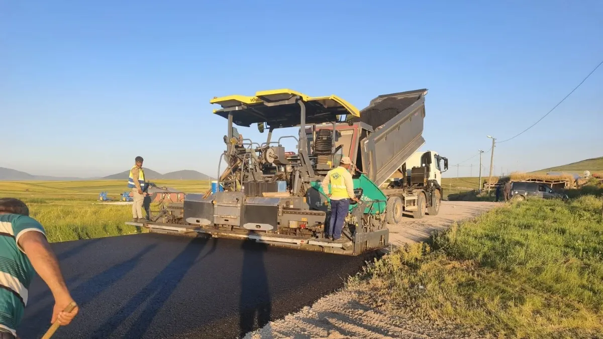 Kars'ta köy yollarında ulaşım hamlesi! BSK ve beton yol çalışmaları aralıksız sürüyor