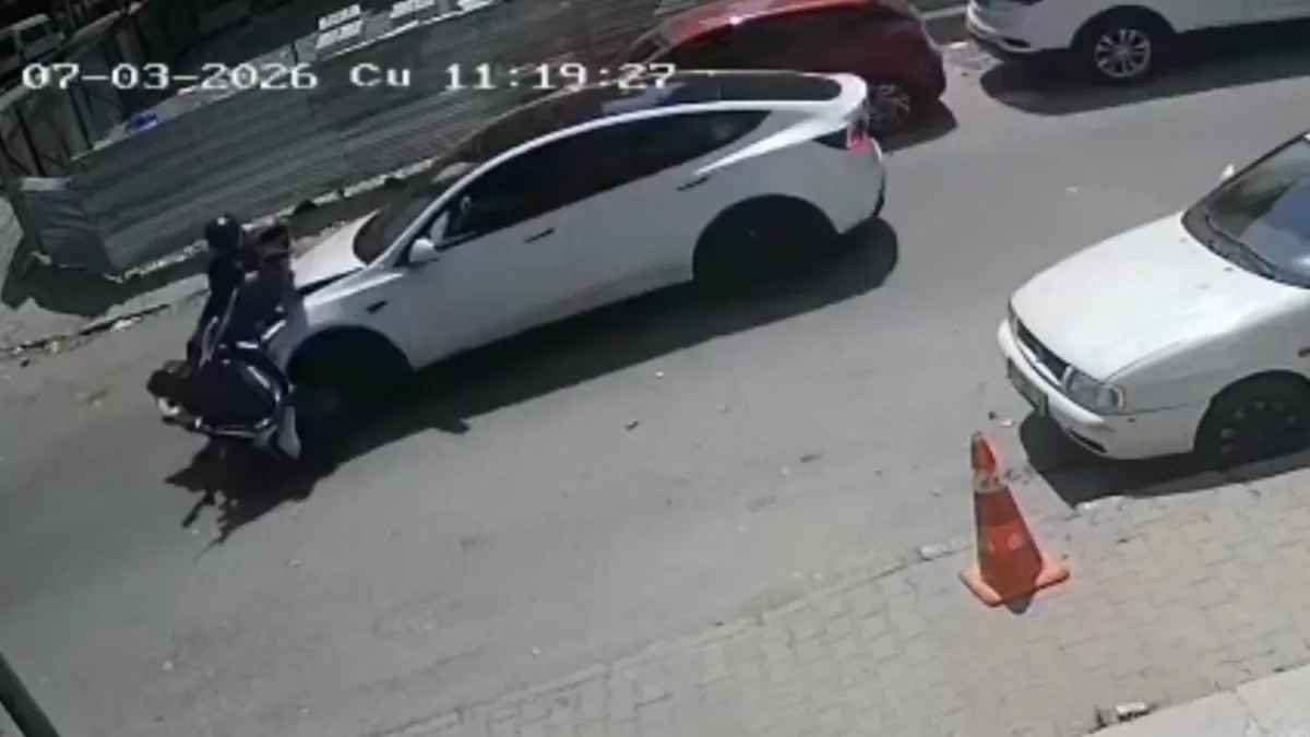 Kartal’da motosiklet ile otomobilin kafa kafaya çarpıştığı kaza kamerada; 2 yaralı