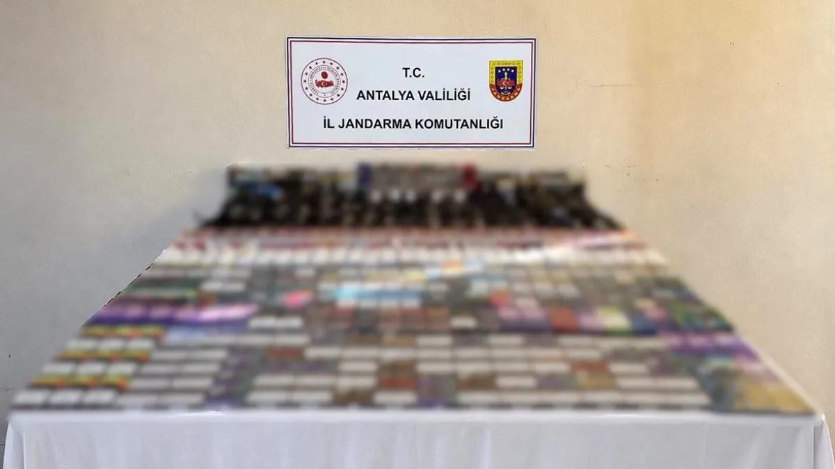 Kemer'de kaçak sigara operasyonu: Bin paket kaçak sigara ele geçirildi