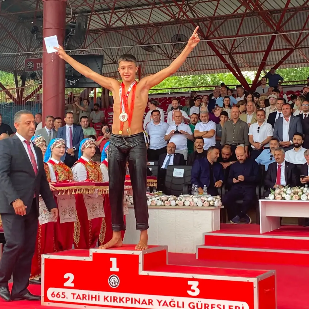 Kırkpınar’da Antalya Fırtınası! Başpehlivan Erkan Taş ve Ahmet Mete Varış Tarih Yazdı!