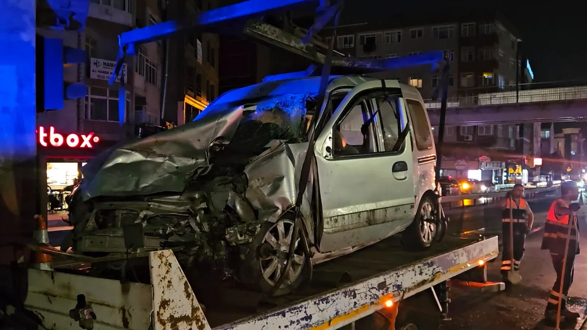 Küçükçekmece’de sürücüsünün makas attığı hafif ticari araç, 2 otomobile çarptı: 2 yaralı