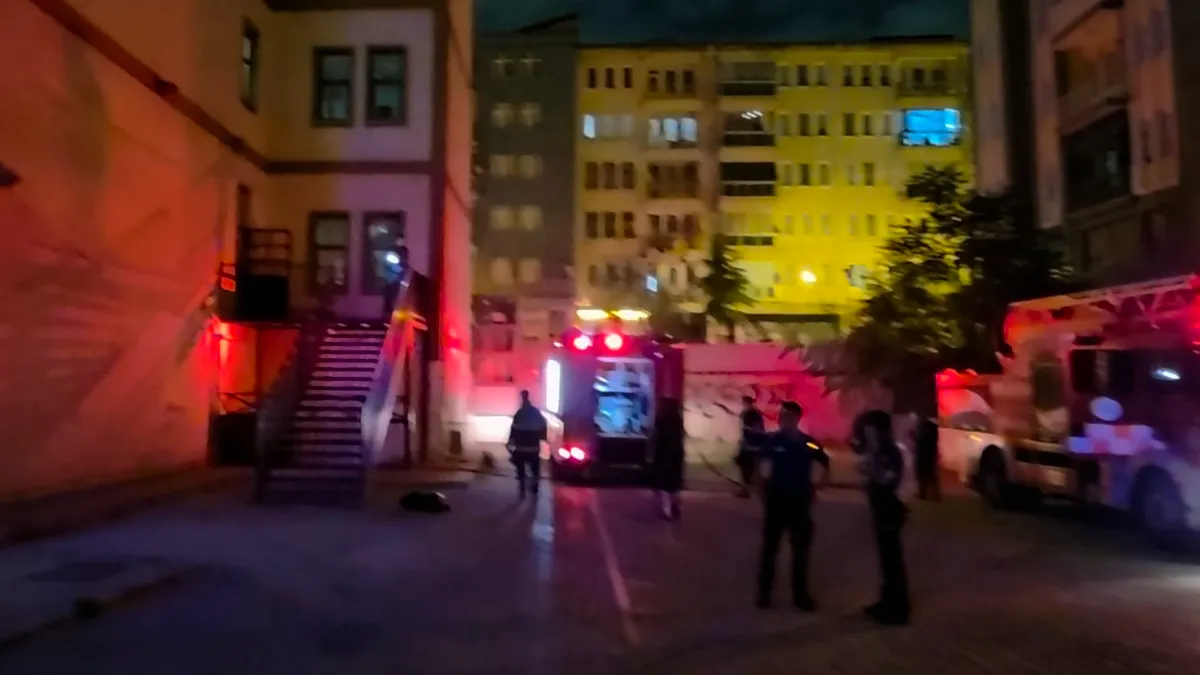 Kütahya Evliya Çelebi İlkokulu'nun bodrum katında yangın