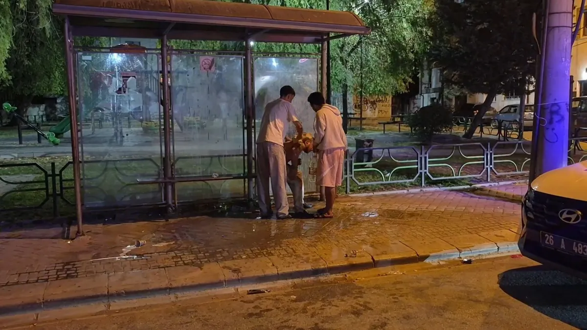 Polis ekiplerine zorluk çıkartan alkollü sürücü kafasını otobüs durağına vurdu Şahsın yakınları İHA muhabirine küfür ve tehditler yağdırdı