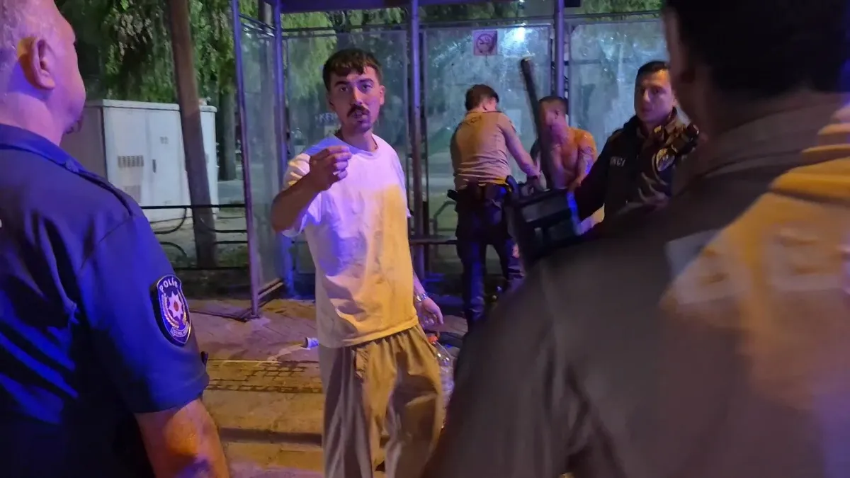 Polis ekiplerine zorluk çıkartan alkollü sürücü kafasını otobüs durağına vurdu Şahsın yakınları İHA muhabirine küfür ve tehditler yağdırdı