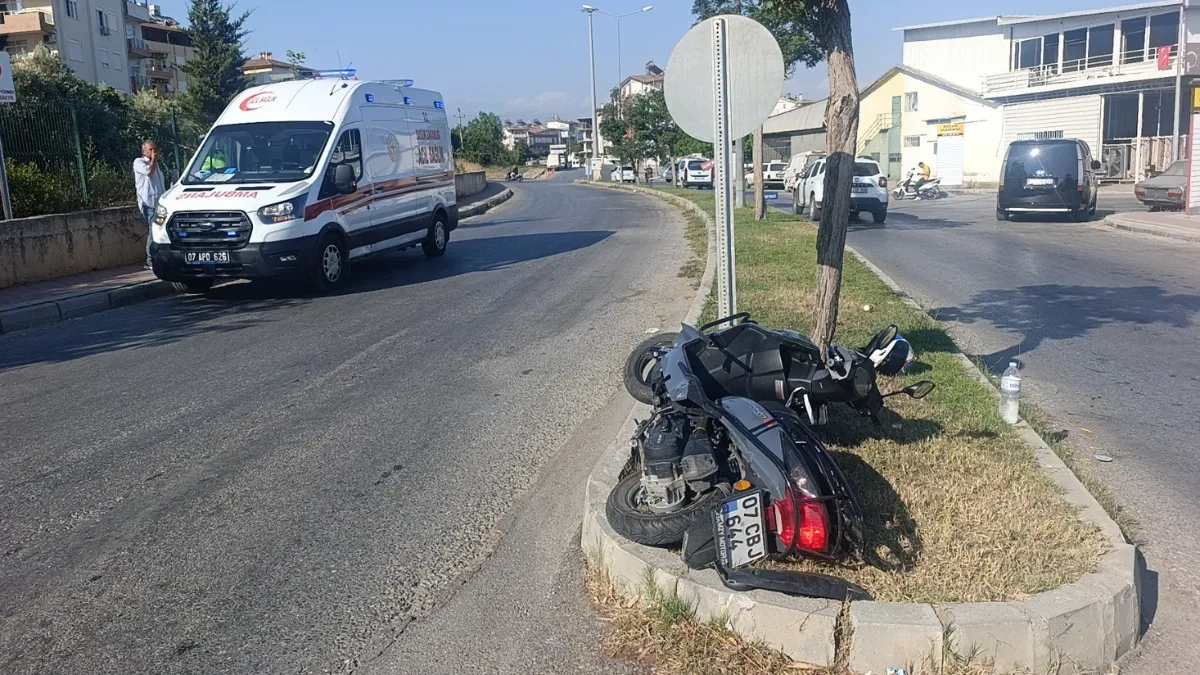 Manavgat'ta otomobil ile motosiklet çarpıştı: 1 yaralı