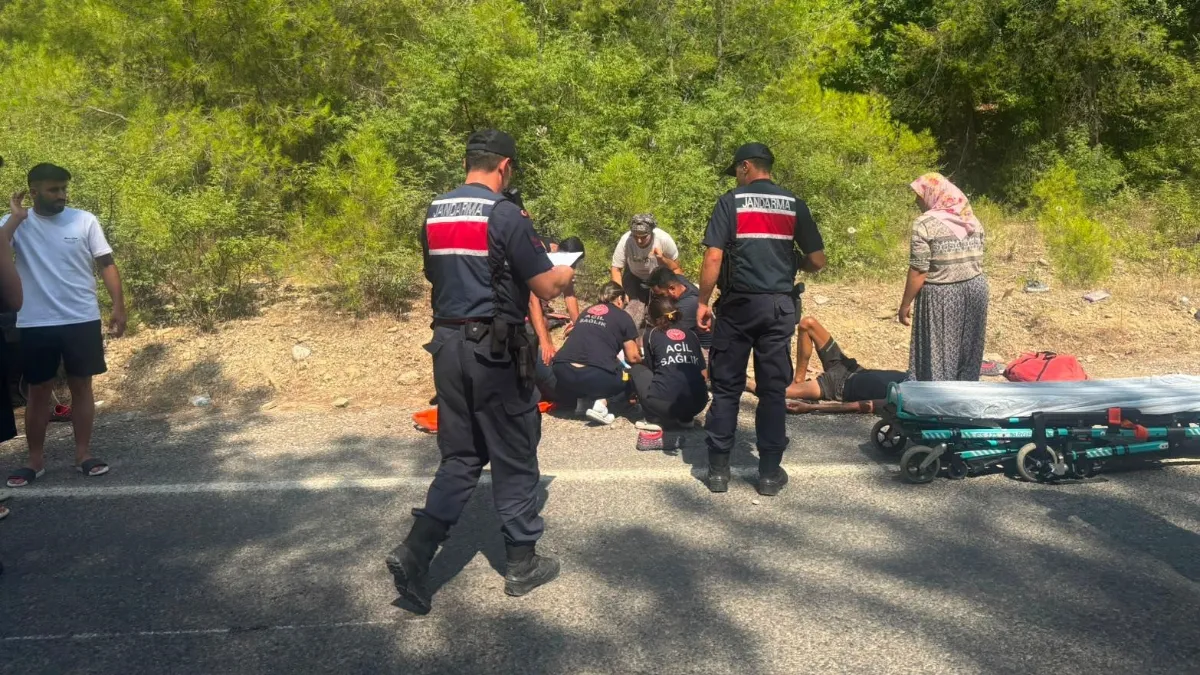 Manavgat'ta römork üzerindeki botlar devrildi: 3 yaralı