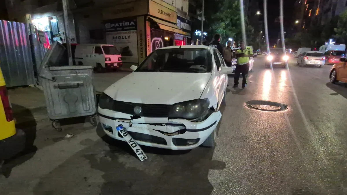 Minibüs sürücüsü para sayarken önündeki araca çarptı: 1'i çocuk 2 yaralı
