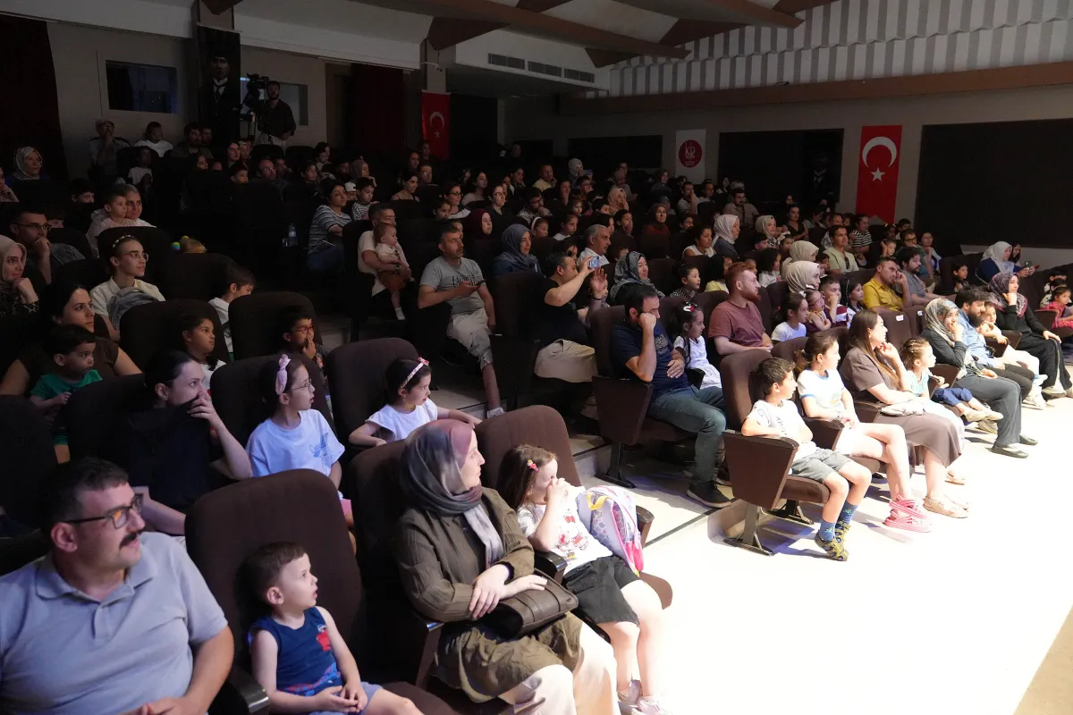 Keçiören Belediyesi “Çizmeli Kedi” İle Minik Tiyatroseverleri Buluşturdu