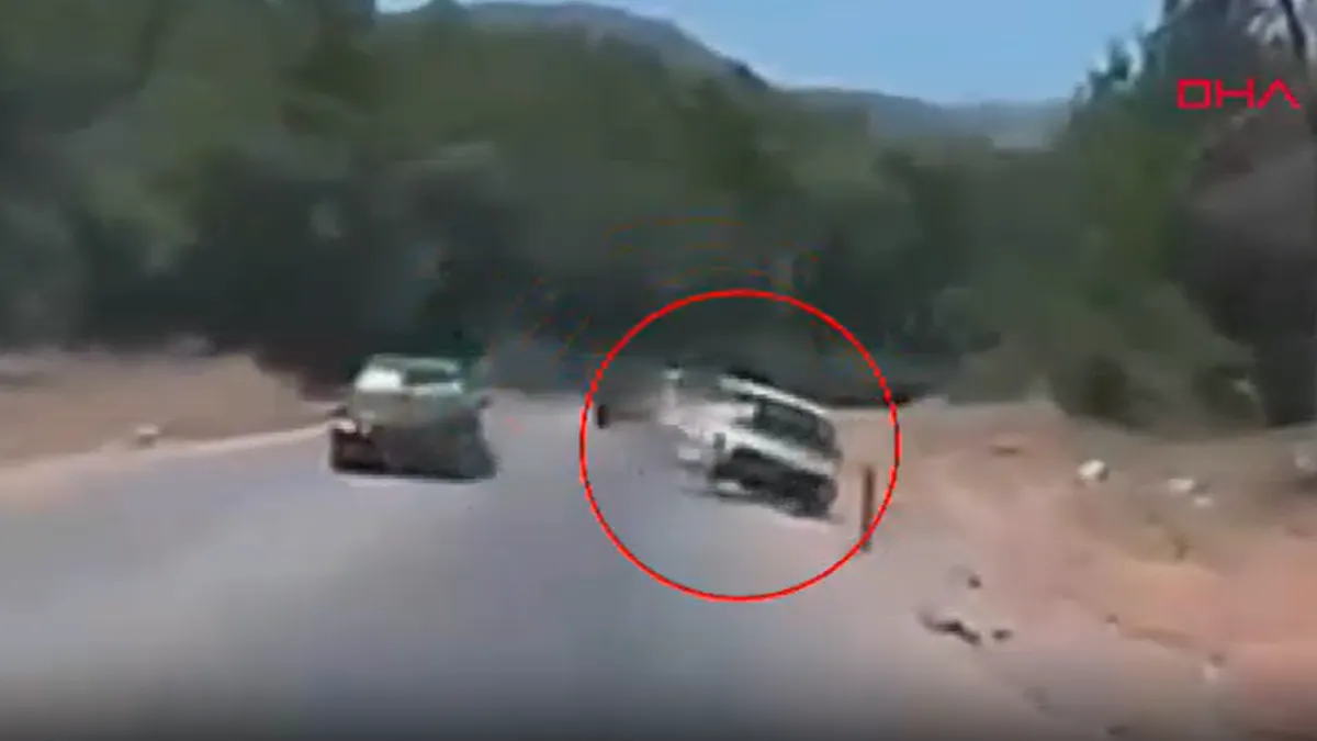 Muğla - İki otomobilin çarpışması kamerada; 2 yaralı