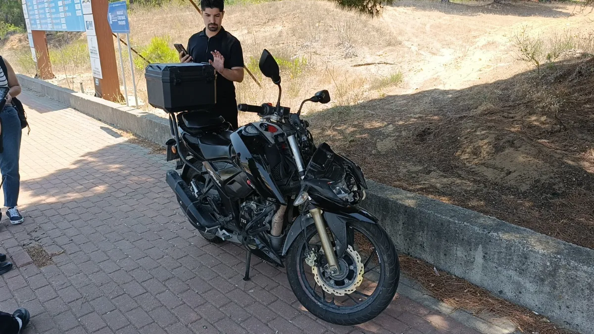 Otel servisiyle çarpışan motosikletli yaralandı