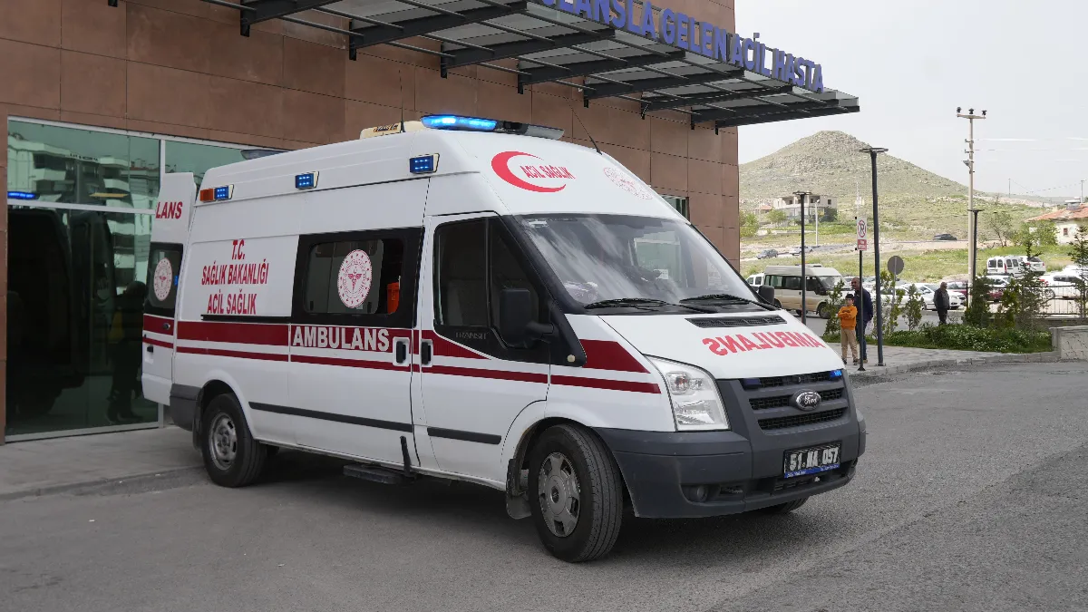 Otomobilin çarptığı motosiklet sürücüsü hayatını kaybetti