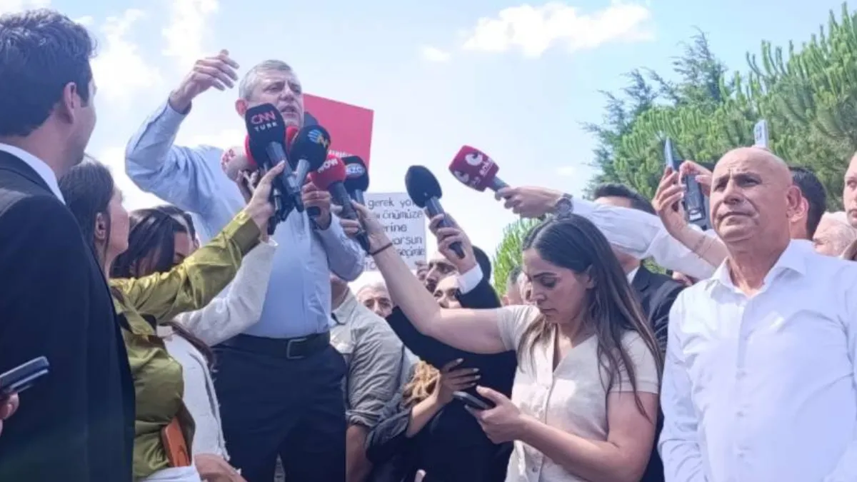 Özgür Özel: "Ekrem İmamoğlu İkinci Celsede Savunmasını Yapacak, Gerçekler Ortaya Çıkacak"