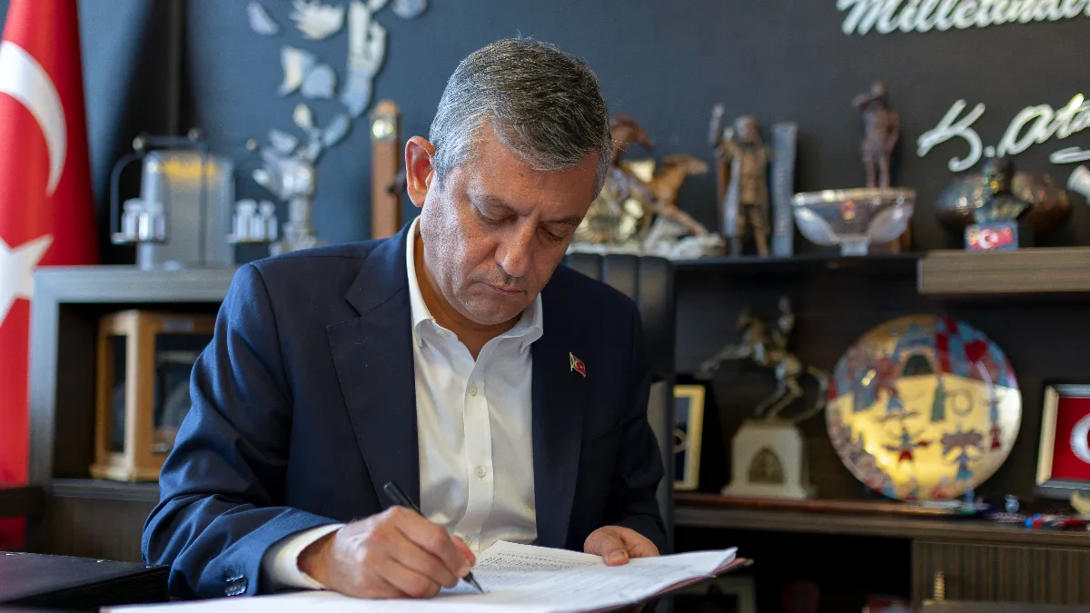 Özgür Özel ve 90 milletvekili CHP’den istifa etti