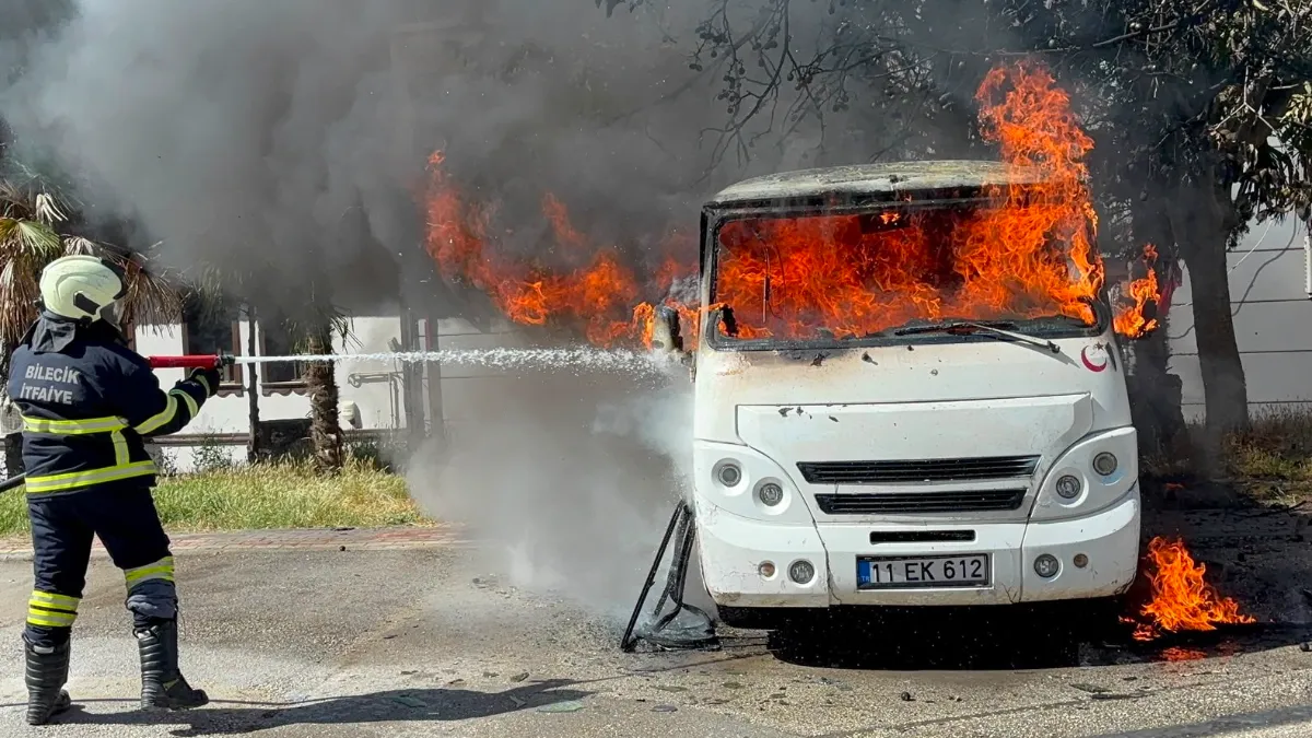 Park halindeki minibüs alev alev yandı