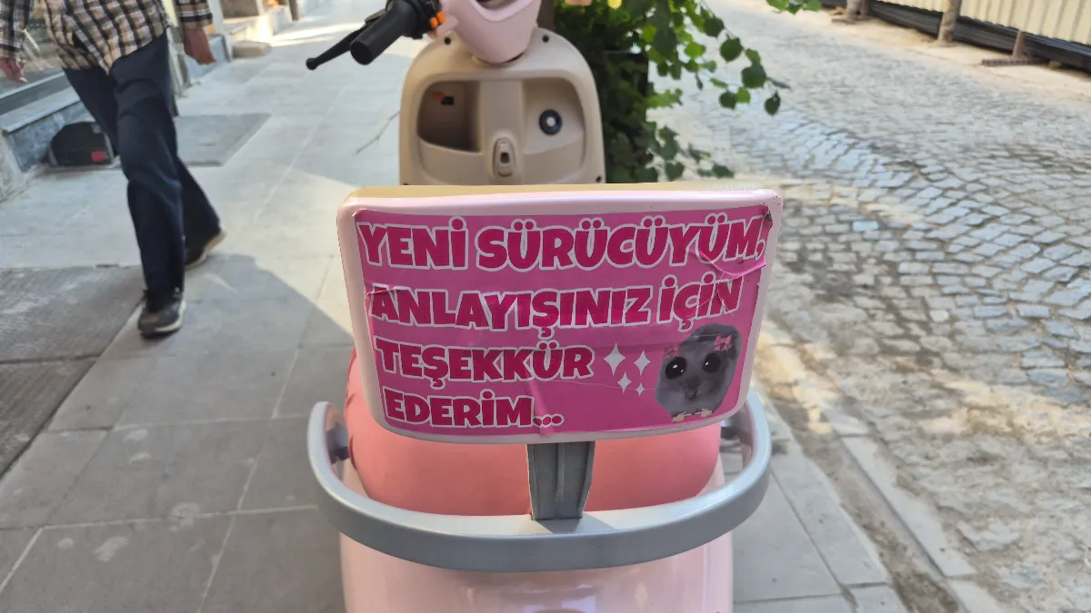 Pembe motosikletin arkasına yapıştırılan ilginç yazı dikkat çekti