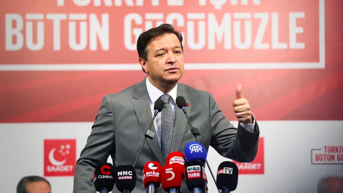 Saadet Partisi Lideri Mahmut Arıkan'dan FSM Köprüsü'ndeki ABD Bayrağı Renklerine Tepki