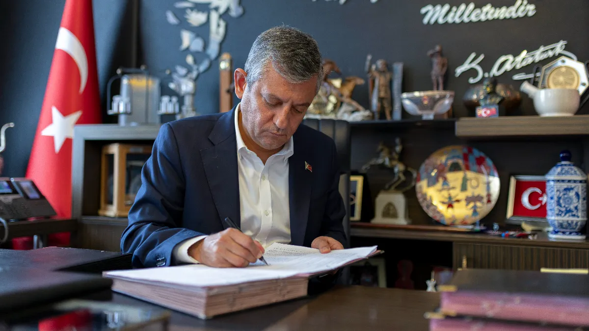 SON DAKİKA!!!    Özgür Özel CHP'den İstifa Etti, YENİ Parti'nin Kuruluşunu İmzaladı