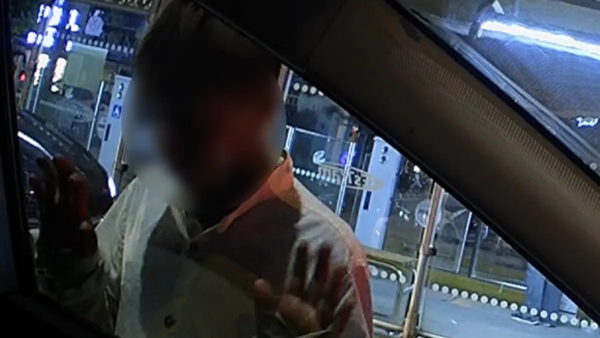 Trafik ışıklarında araçlara ‘yapışan' çocuklar araç kamerasına yansıdı