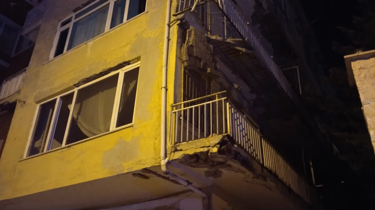 Üsküdar’da dört katlı binanın balkonu çöktü