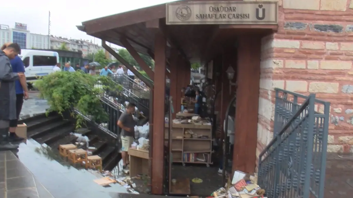 Üsküdar Sahaflar Çarşısı sular altında kaldı