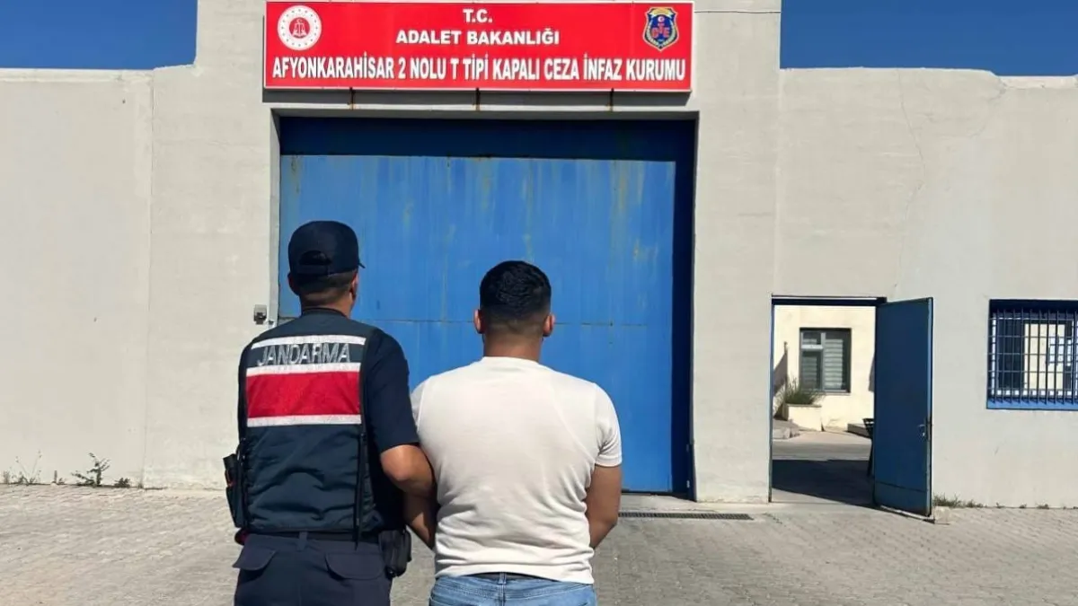 Uyuşturucu ticareti suçundan aranan şahsı jandarma yakaladı