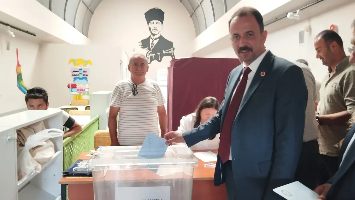 MHP Bucak'ta Kongre tamamlandı! Ali Sağar güven tazeledi