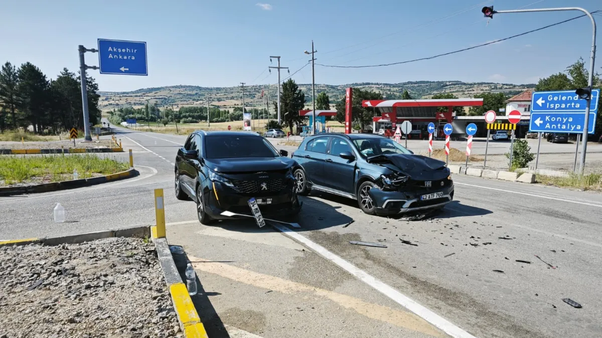 Yalvaç'ta iki otomobil kavşakta çarpıştı: 6 yaralı