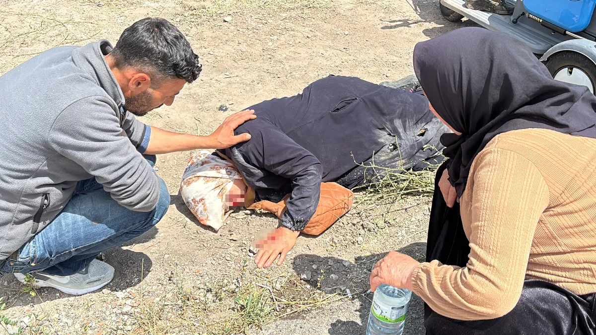 Yerde yatan yaralı kadına mont ile gölgelik yaptılar