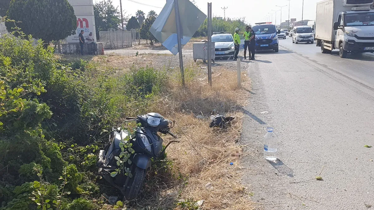 Yol kenarındaki tabelaya çarpan motosikletli kask sayesinde hayata tutundu