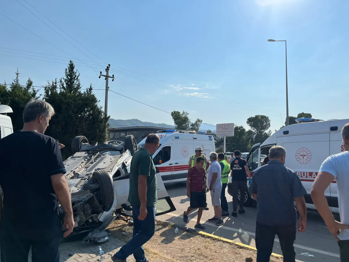 Fethiye-Antalya Yolunda Tır ile Otomobil Çarpıştı: 4 Yaralı