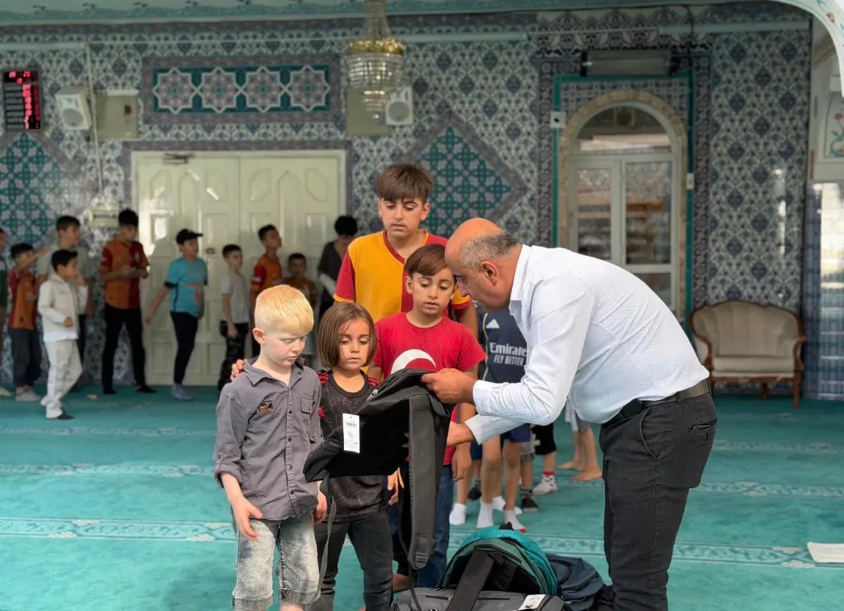 Bucak'ta Kur’an Kursunun son gününde çocuklara çanta sevinci