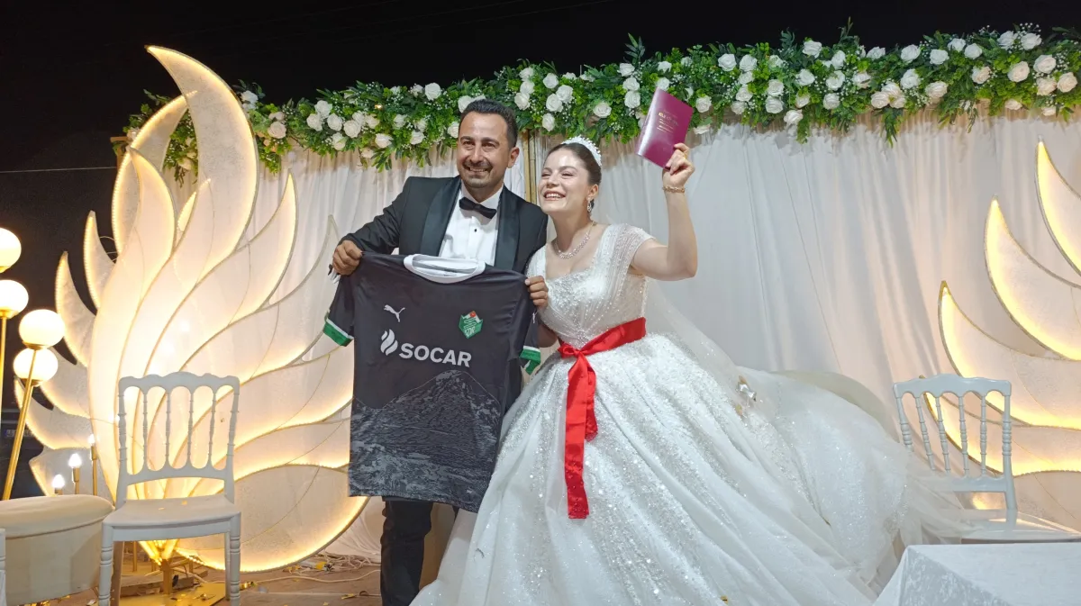 Iğdır Tuzluca’da Protokol Şahitliğinde Sürpriz Nikâh: Başkan Türkan Aile Cüzdanını Geline Verdi