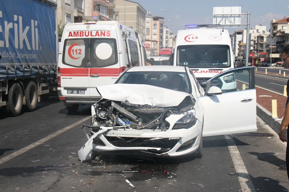 Antalya'da 5 aracın karıştığı zincirleme kazada 6 kişi yaralandı
