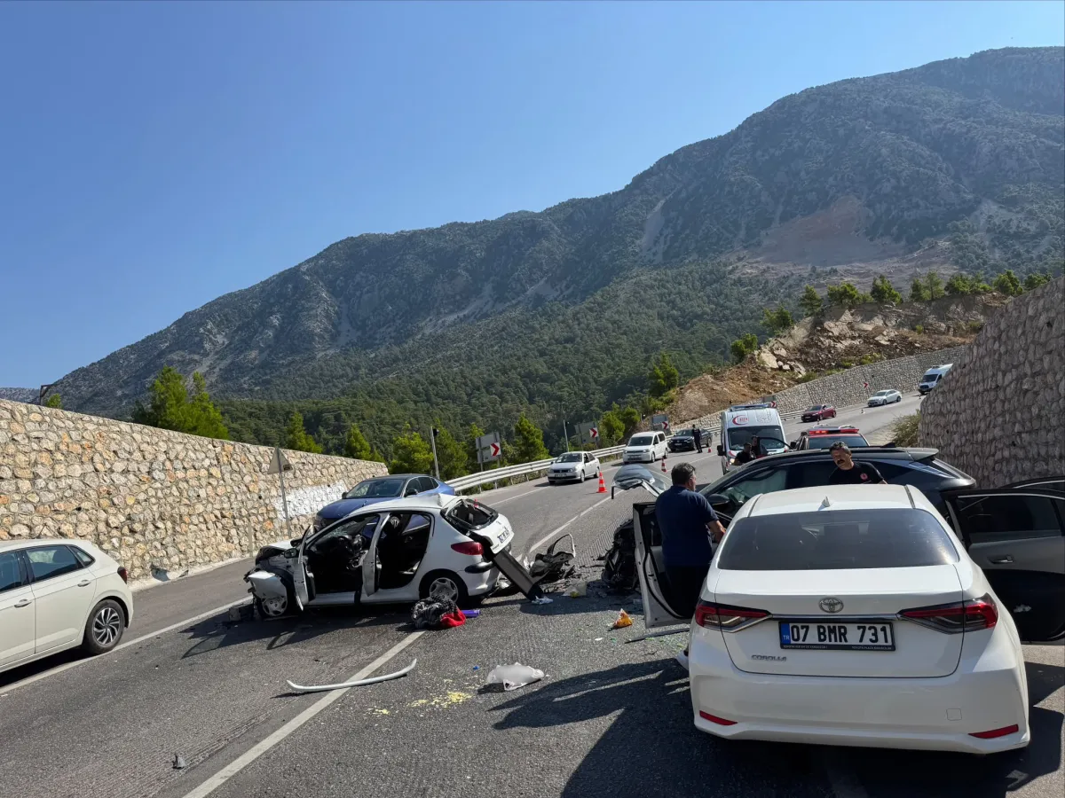 Antalya-Konya kara yolu Demirkapı Tünel çıkışında 4 araçlı zincirleme kaza 4 yaralı