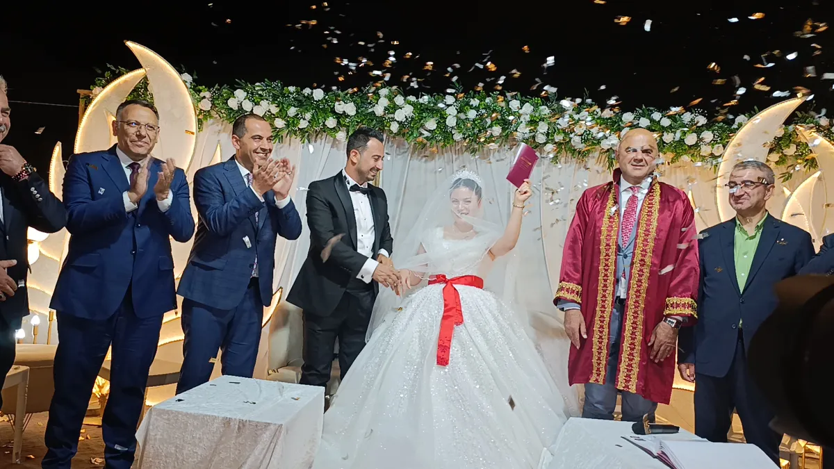 Iğdır Tuzluca’da Protokol Şahitliğinde Sürpriz Nikâh: Başkan Türkan Aile Cüzdanını Geline Verdi