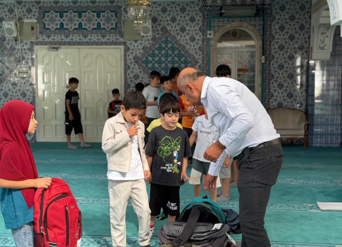 Bucak'ta Kur’an Kursunun son gününde çocuklara çanta sevinci