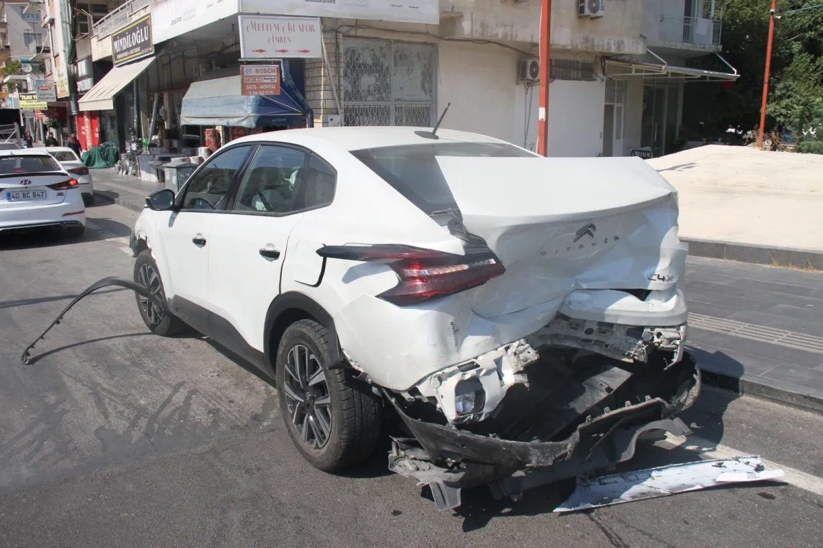 Antalya'da 5 aracın karıştığı zincirleme kazada 6 kişi yaralandı
