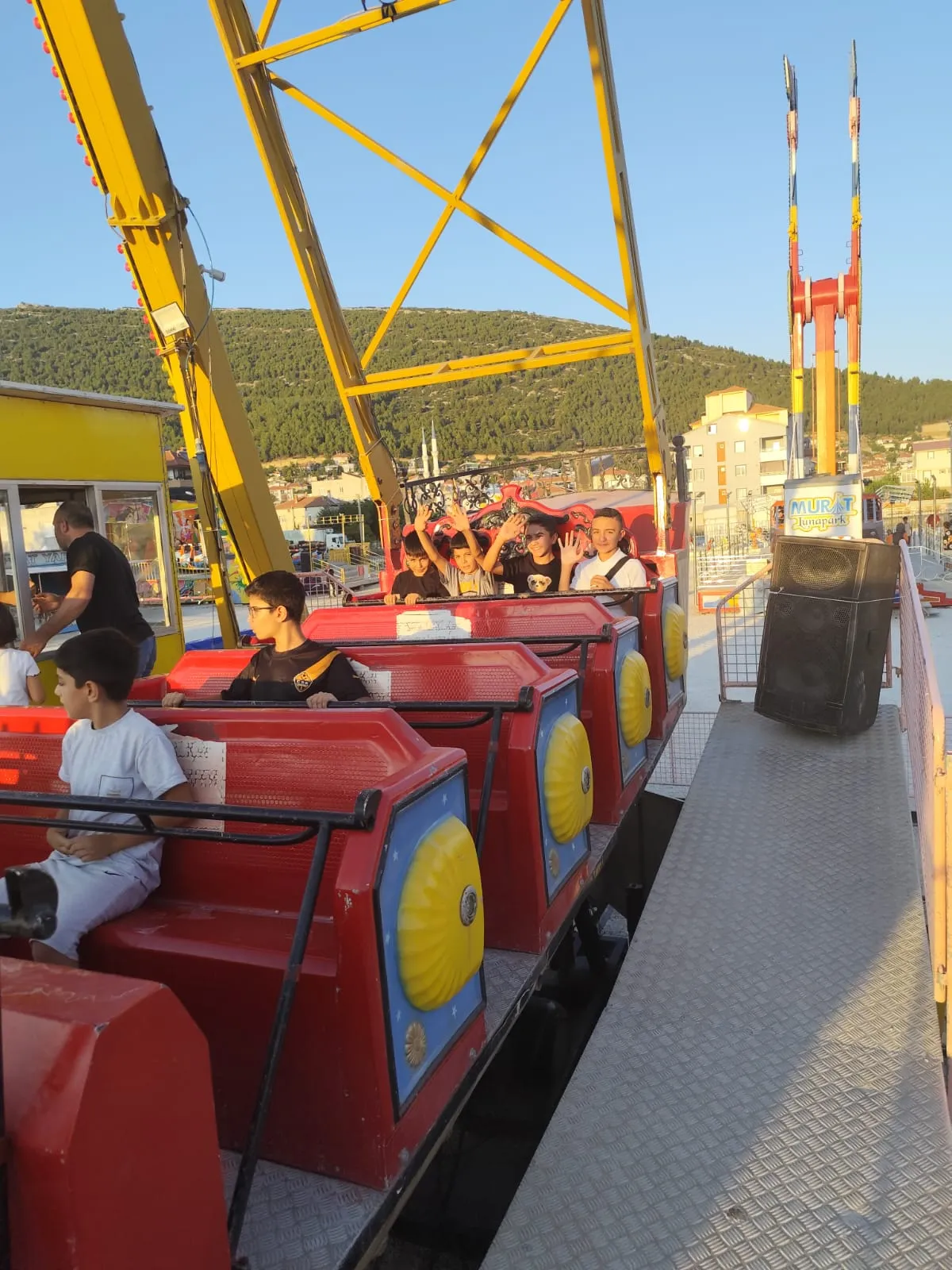 Alaattin Mahallesi Muhtarı İsmail Tuncer’den Kur’an Kursu öğrencilerine lunapark sürprizi