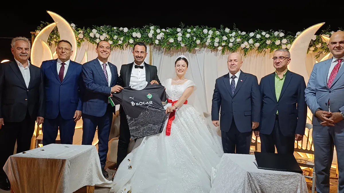 Iğdır Tuzluca’da Protokol Şahitliğinde Sürpriz Nikâh: Başkan Türkan Aile Cüzdanını Geline Verdi