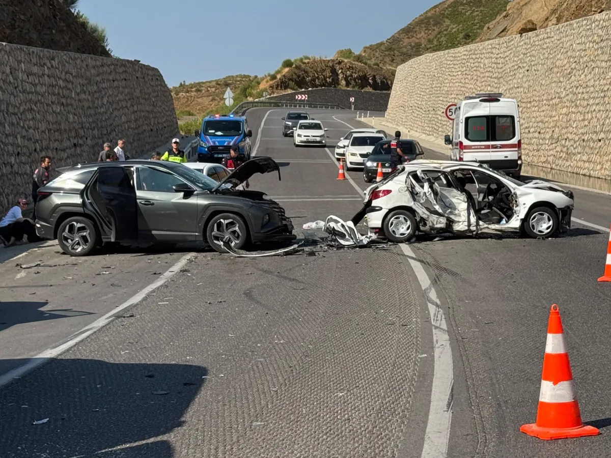 Antalya-Konya kara yolu Demirkapı Tünel çıkışında 4 araçlı zincirleme kaza 4 yaralı
