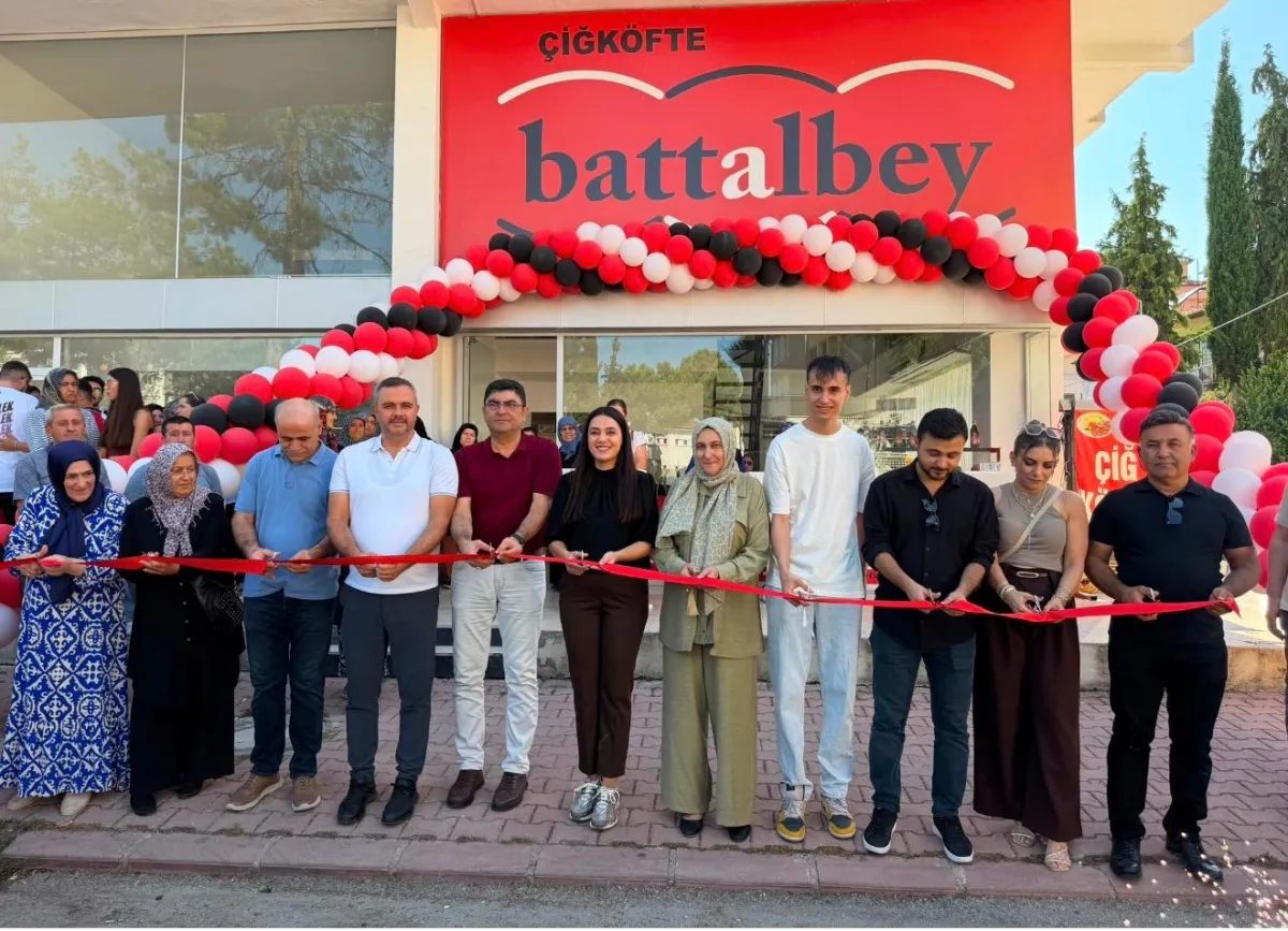 Bucak’ta yeni lezzet durağı Çiğköfte Battalbey açıldı