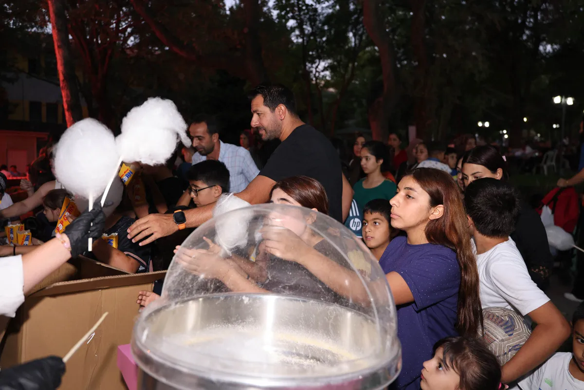 Ankara, Keçiören’de Yeşilçam Rüzgârı: ‘Neşeli Günler’ Açık Havada İzlenildi