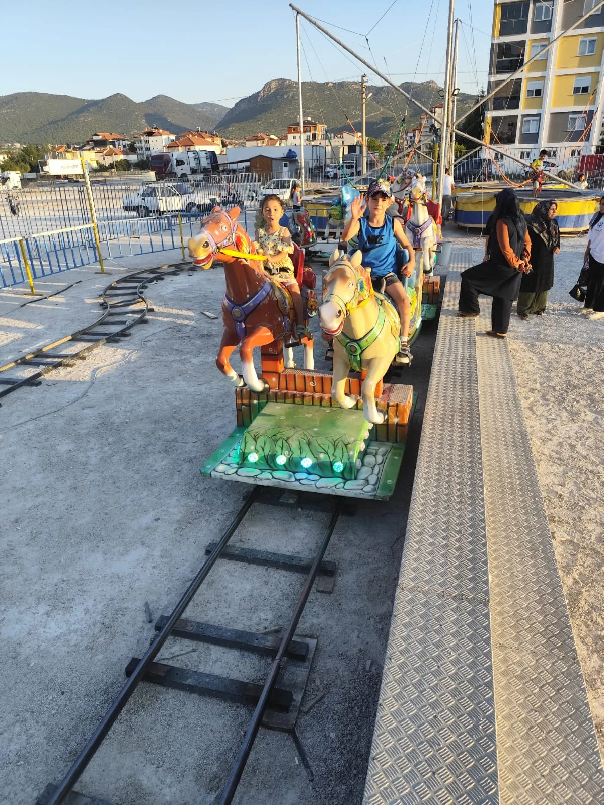 Alaattin Mahallesi Muhtarı İsmail Tuncer’den Kur’an Kursu öğrencilerine lunapark sürprizi