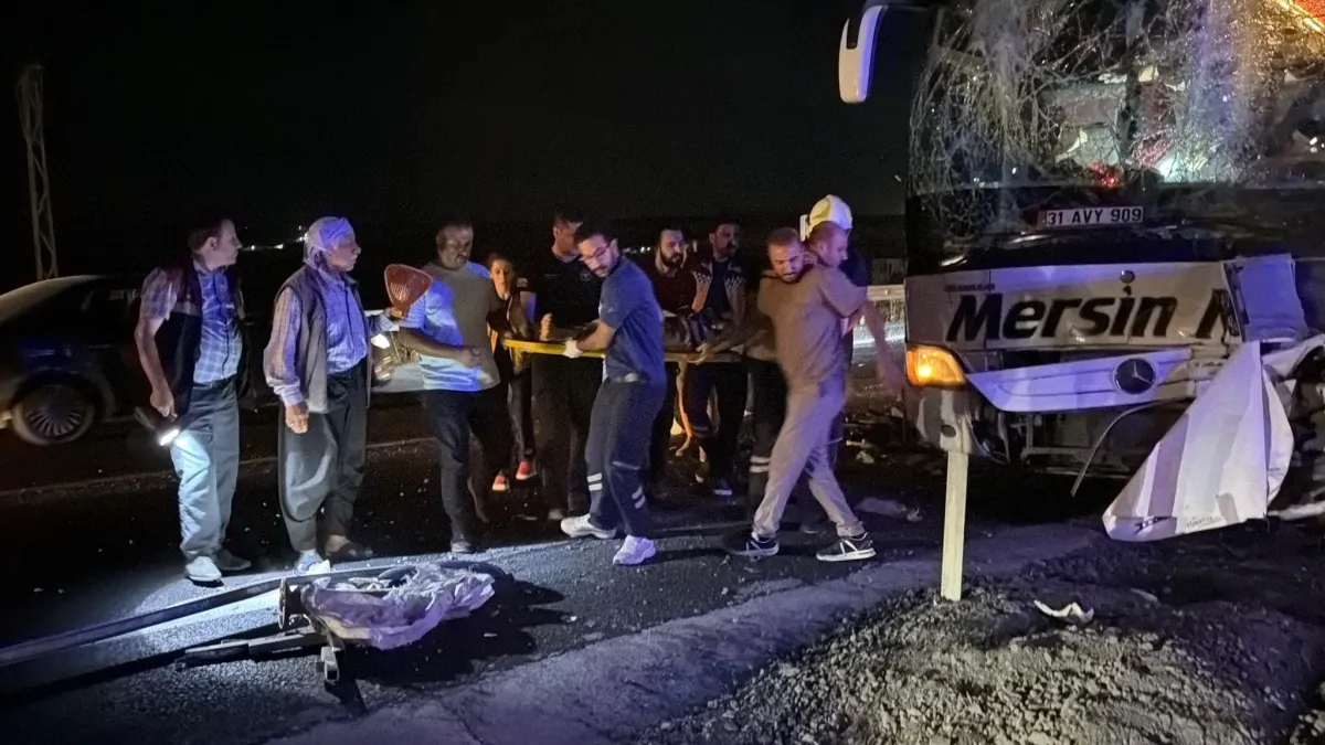 Malazgirt Zaferi Kutlamalarından Dönenleri Taşıyan Otobüs Kaza Yaptı: 13 Yaralı
