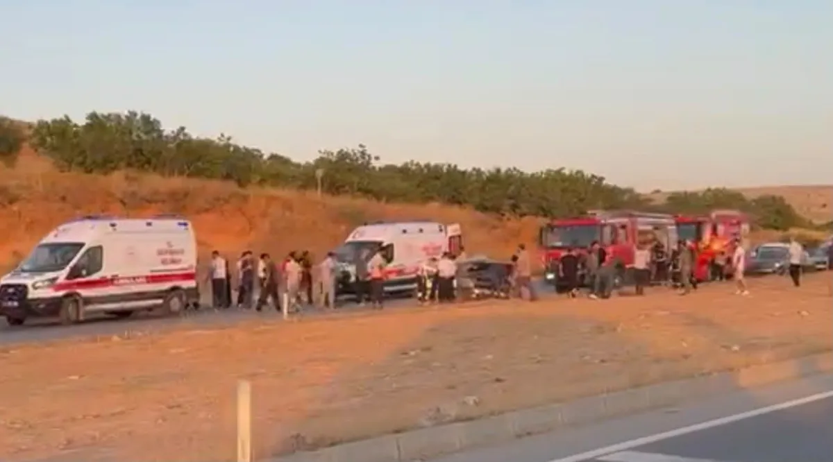 Gaziantep'te otomobiller çarpıştı: 3 ölü, 3 yaralı