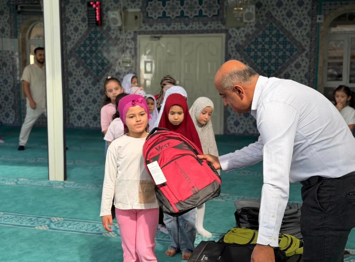 Bucak'ta Kur’an Kursunun son gününde çocuklara çanta sevinci