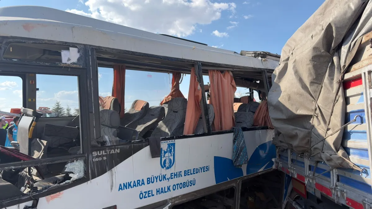 Ankara’da Feci kaza Halk Otobüsü ile hafriyat kamyonu çarpıştı: 2 ölü, 25 yaralı