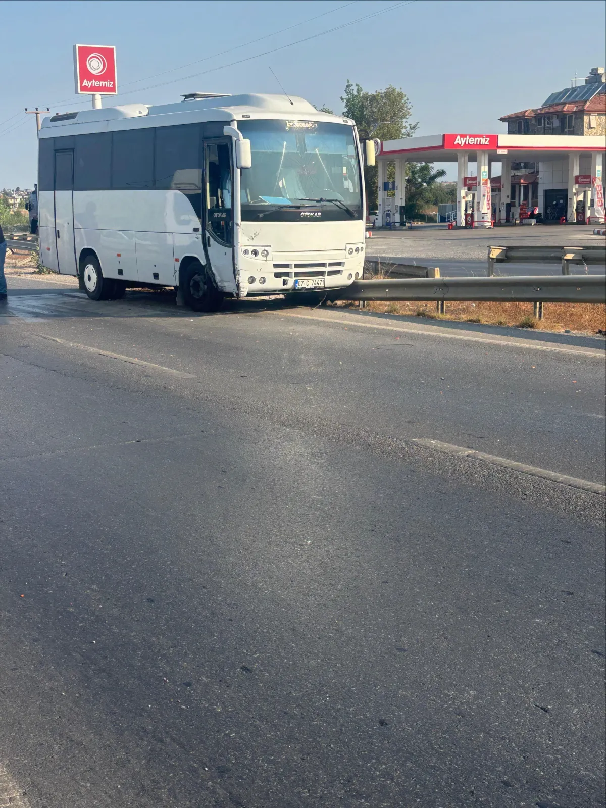 Antalya'da çarpışan araçlar yayalara çarptı: 6 yaralı