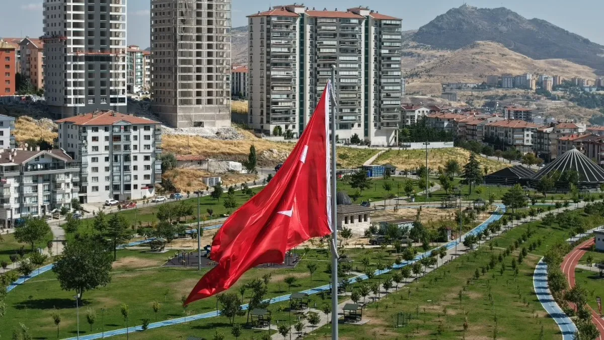 Ankara, Mamak’ta 52 Metrelik Bayrak Anıtı İlçe’nin Yeni Simgelerinden Biri Oldu
