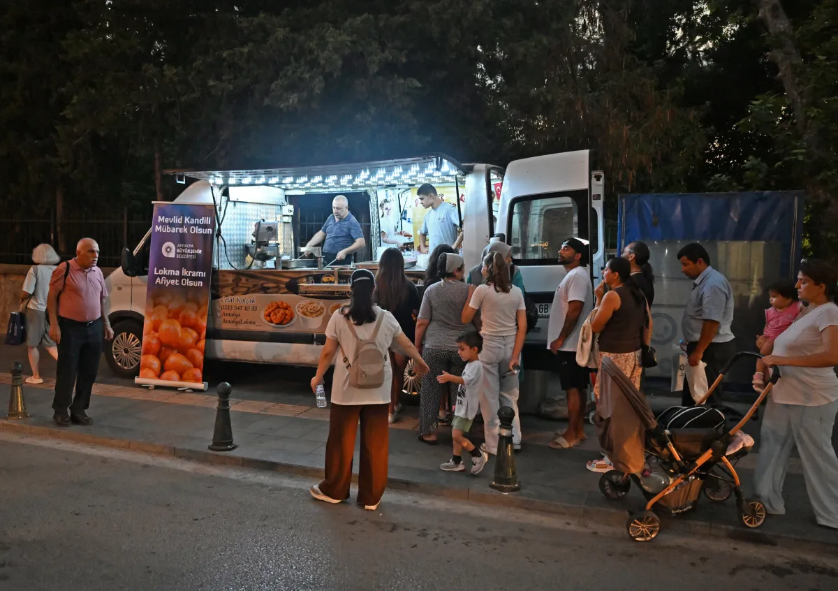 Antalya’da Mevlit Kandili Bereketi: 19 İlçede Lokma ve Kandil Simidi İkramı